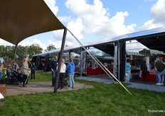 De meeste leveranciers stonden in de tent achterin het veld.